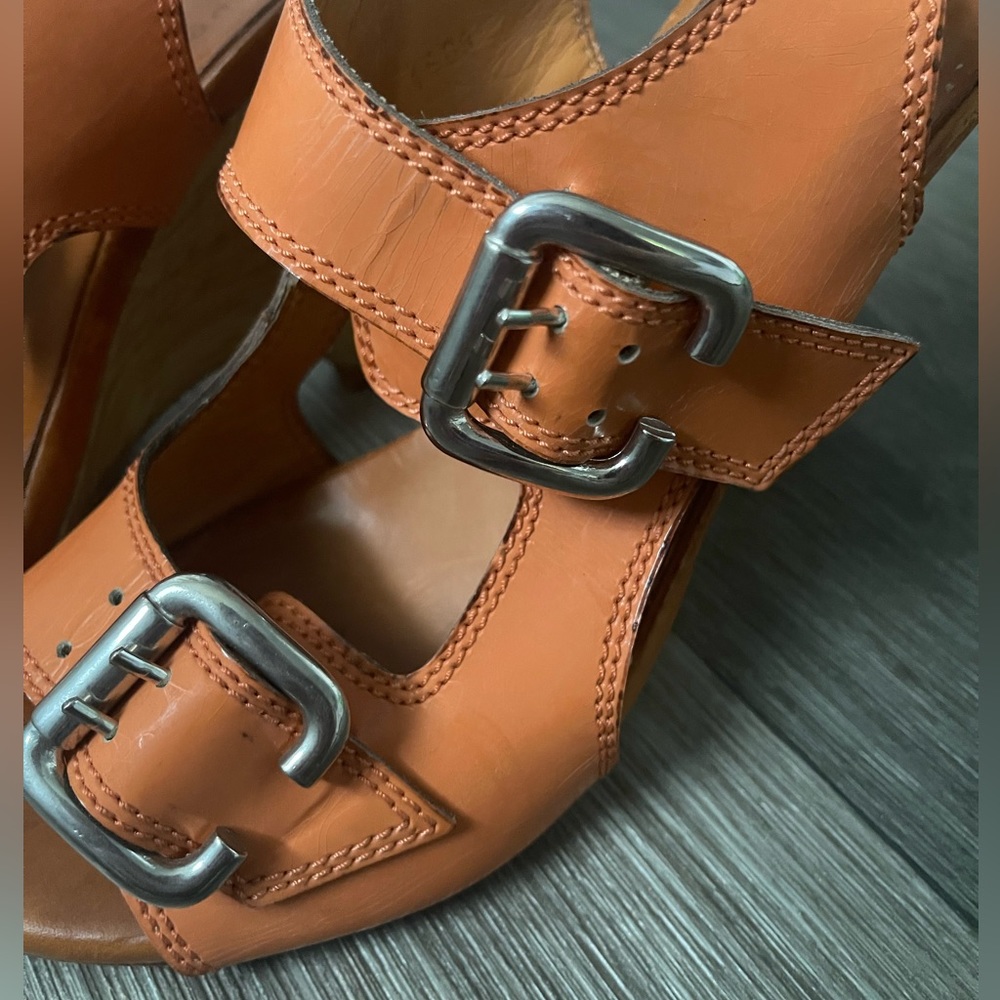 Latitude Femme orange genuine leather buckle platform sandals. - Picture 4 of 11